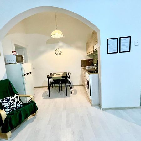 White Apartment Near The Famous New York Cafe Budapest Ngoại thất bức ảnh