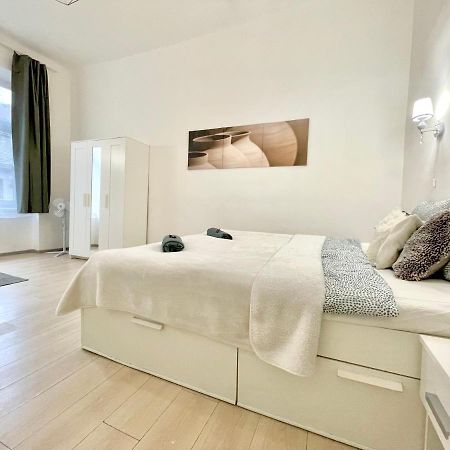 White Apartment Near The Famous New York Cafe Budapest Ngoại thất bức ảnh