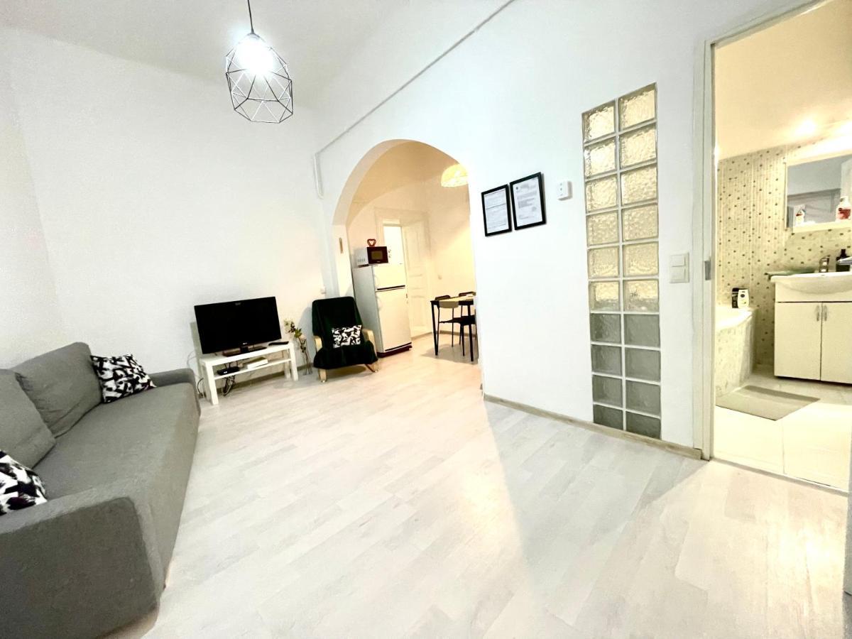White Apartment Near The Famous New York Cafe Budapest Ngoại thất bức ảnh
