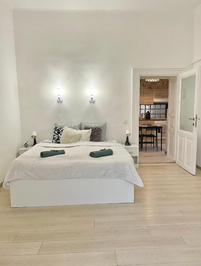 White Apartment Near The Famous New York Cafe Budapest Ngoại thất bức ảnh