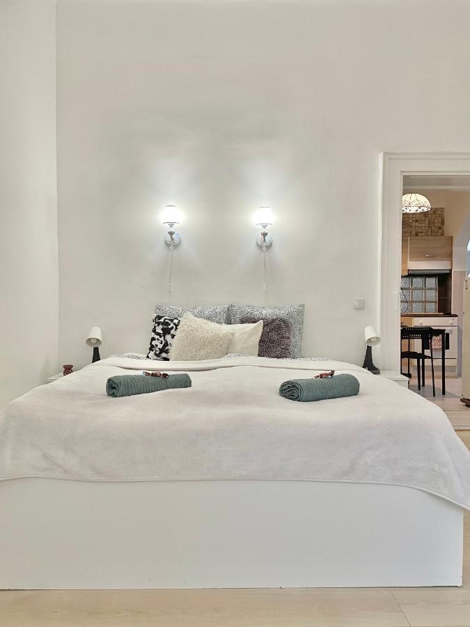 White Apartment Near The Famous New York Cafe Budapest Ngoại thất bức ảnh