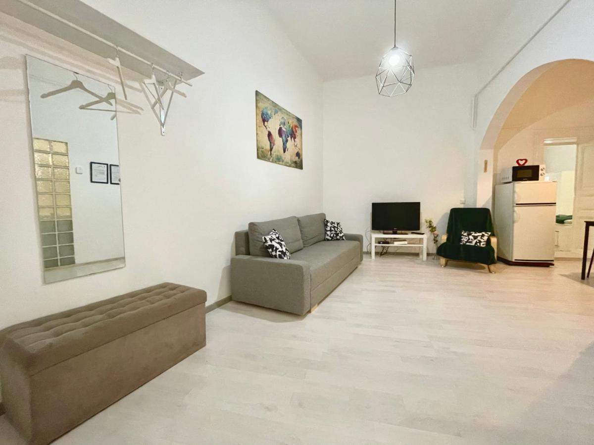 White Apartment Near The Famous New York Cafe Budapest Ngoại thất bức ảnh